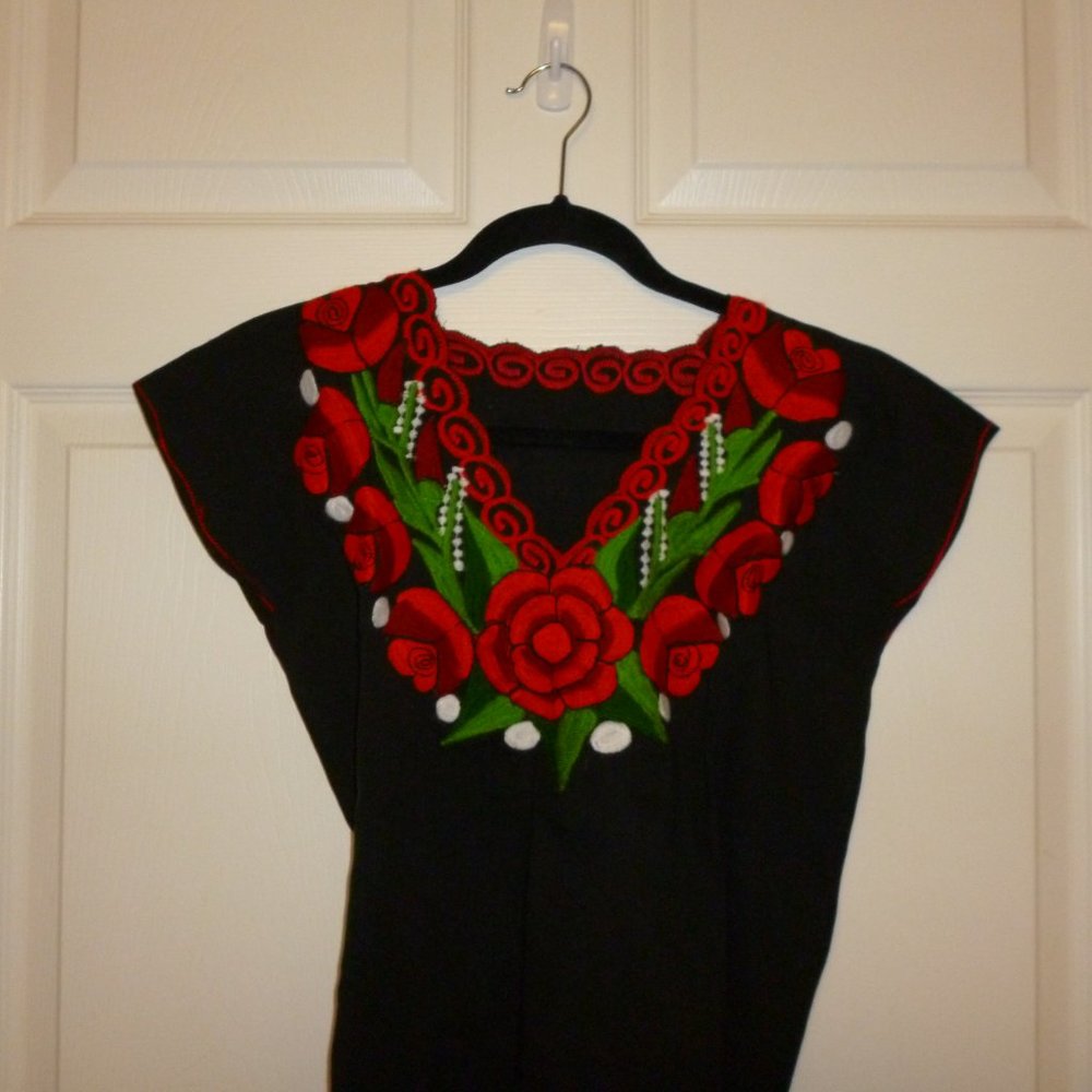 Beautiful Traditional MEXICAN Blouse with flowers